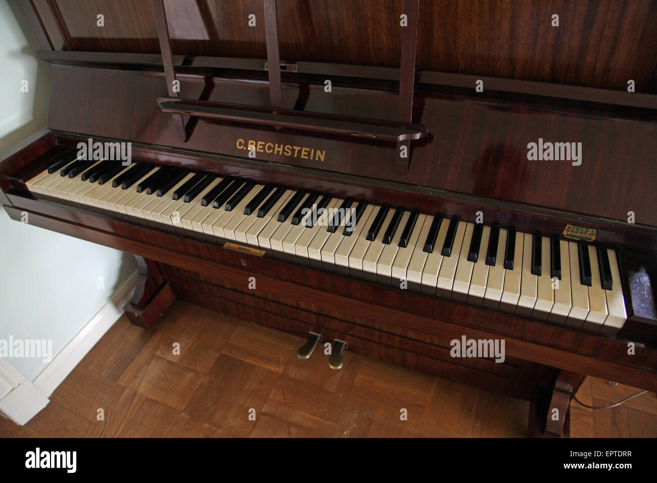 das Klavier Tasten der Tastatur von einem Mahagoni C Bechstein-Klavier aus dem Jahr 1905 mit dem Deckel oben Stockfoto