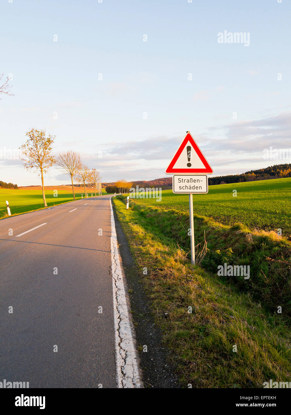 Gehen Sie mit Vorsicht Schild auf der Autobahn durch Weserbergland, Nordrhein-Westfalen, Deutschland Stockfoto