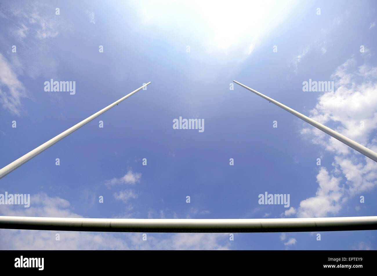 Rugby-Torpfosten mit Stadion-Strahler und blauer Himmel im Hintergrund Stockfoto