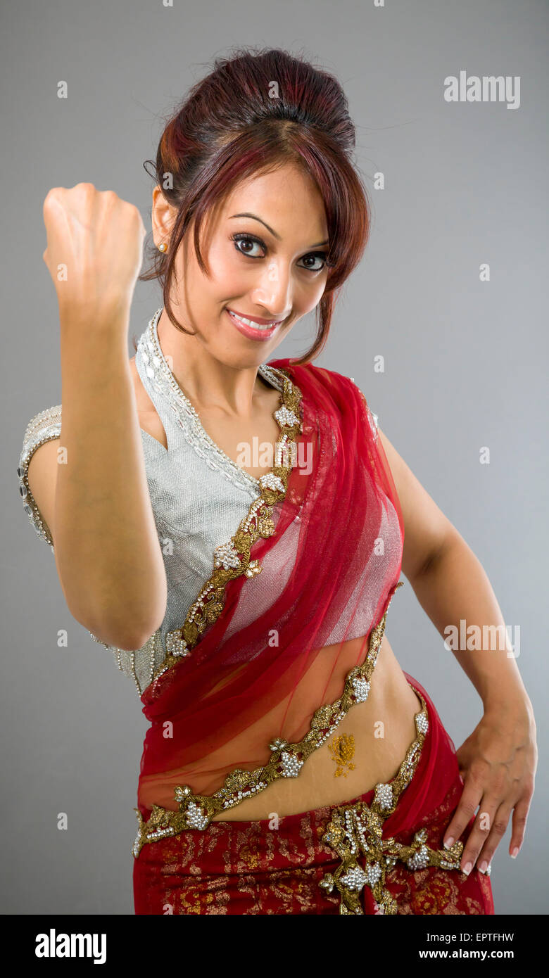 Erwachsene indische Frau im Studio auf grauem Hintergrund isoliert Stockfoto