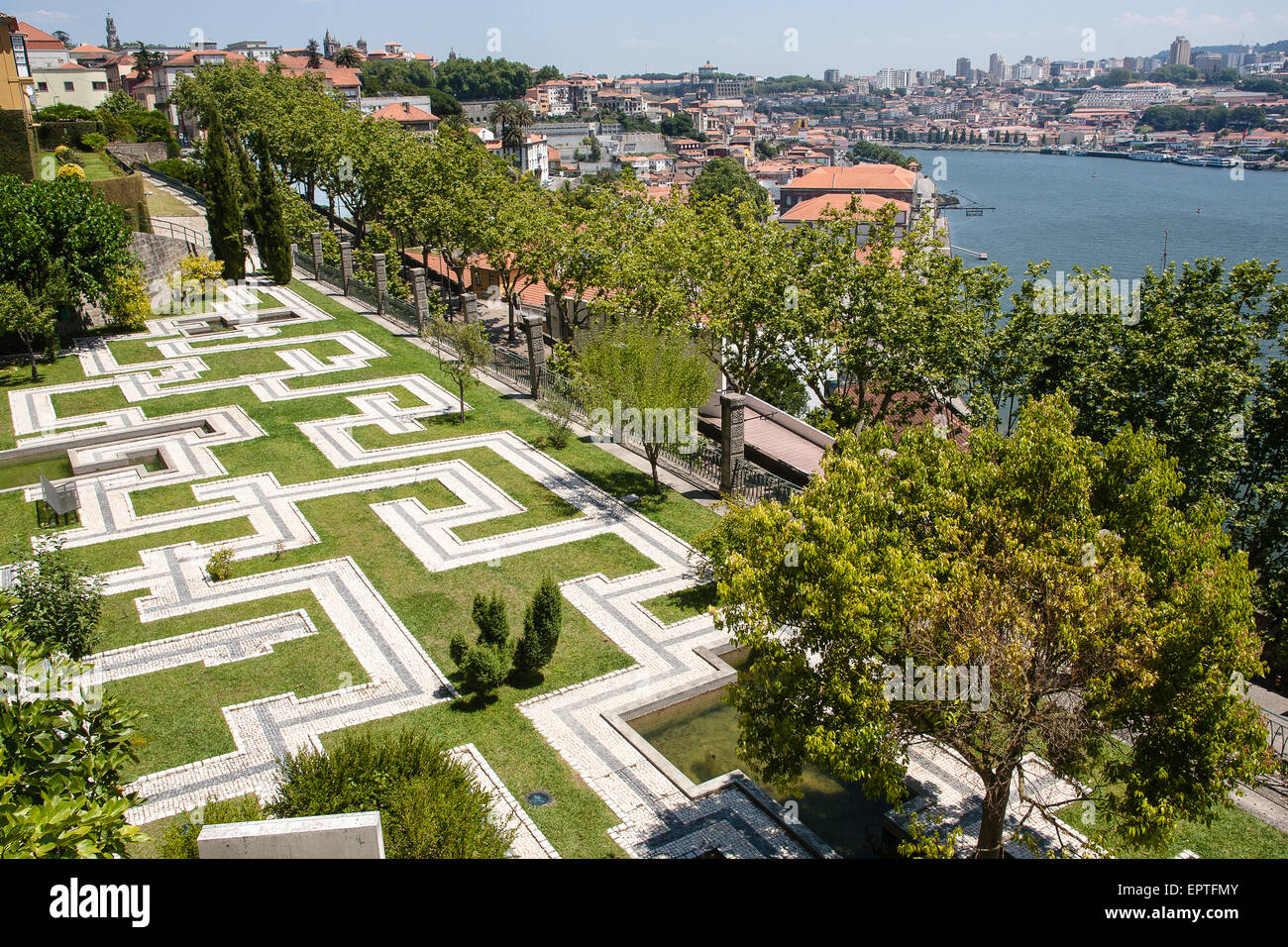 Im Crystal Palace Gardens. Gärten, von den schönsten Blick auf die bestehenden River.Porto, auch bekannt als Porto, Porto ist die zweitgrößte Stadt in Portugal. Liegt an der Mündung des Flusses Douro im Norden Portugals, Porto ist eines der ältesten europäischen Zentren und als Weltkulturerbe von der UNESCO eingetragen. Porto, Portugal. Stockfoto