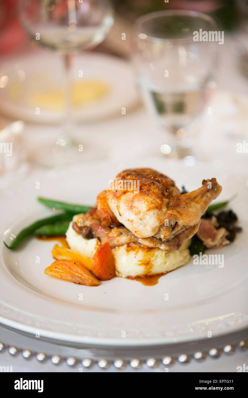 Huhn auf gestampften Kartoffeln mit grünen Bohnen auf Hochzeit, Niagara-on-the-Lake, Ontario, Kanada Stockfoto