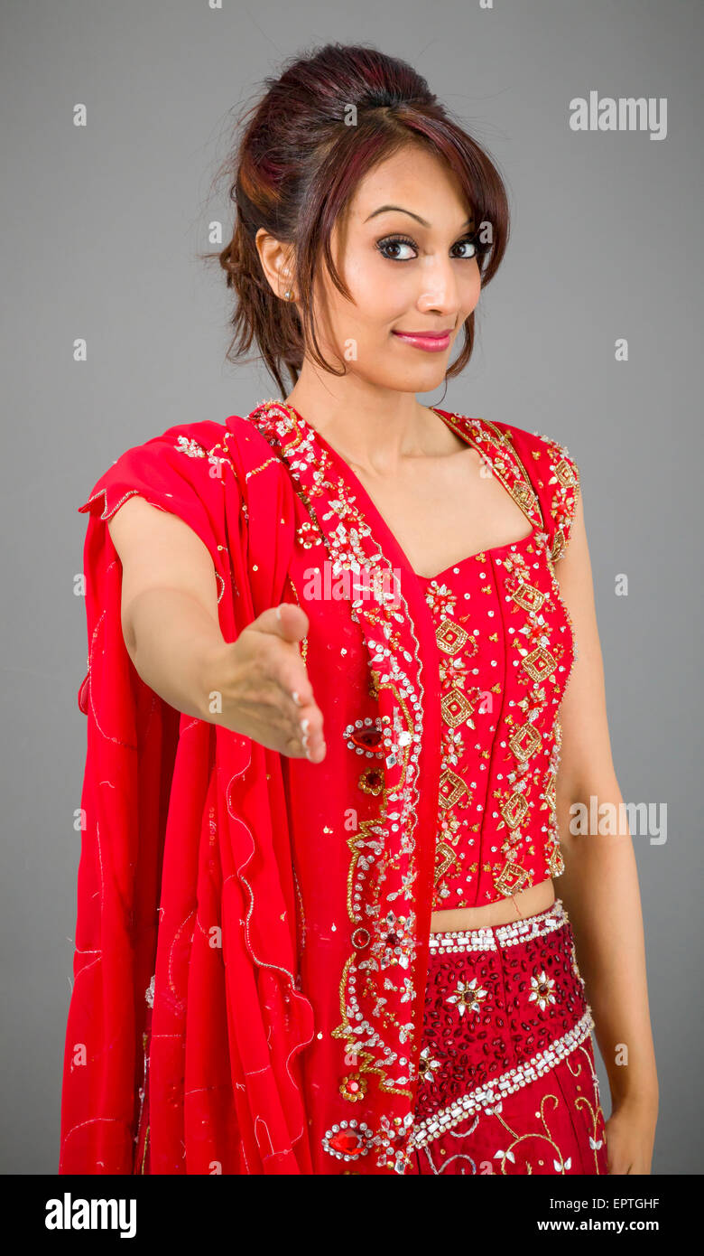 Erwachsene indische Frau im Studio auf grauem Hintergrund isoliert Stockfoto