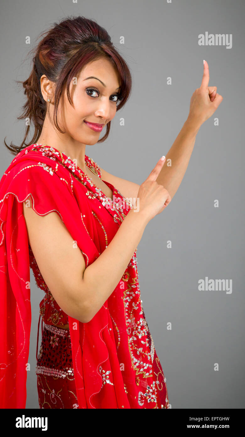 Erwachsene indische Frau im Studio auf grauem Hintergrund isoliert Stockfoto