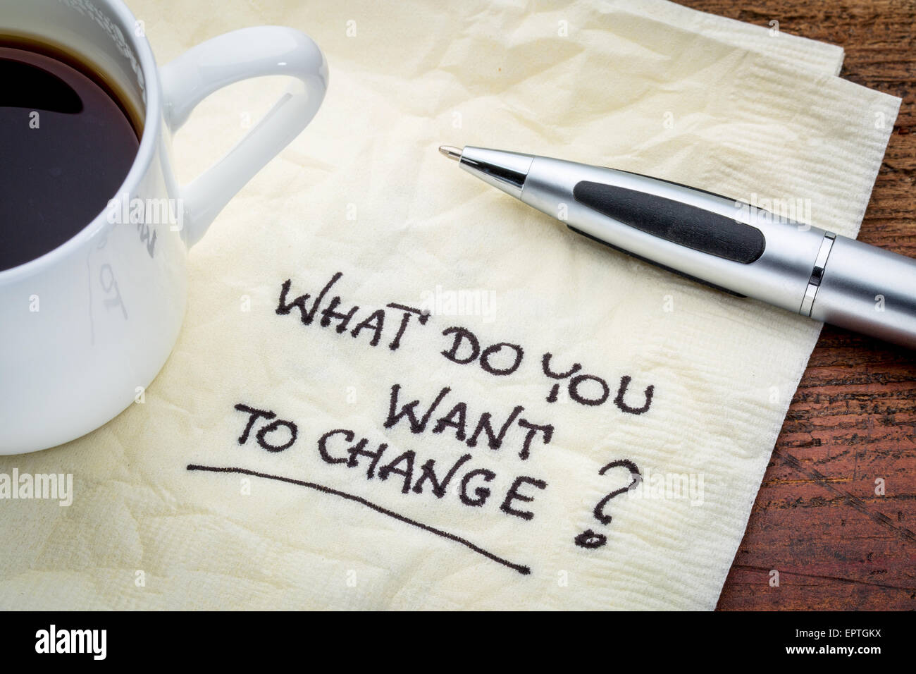 Was möchten Sie ändern? Handschrift auf einer Serviette mit Tasse Espresso Stockfoto