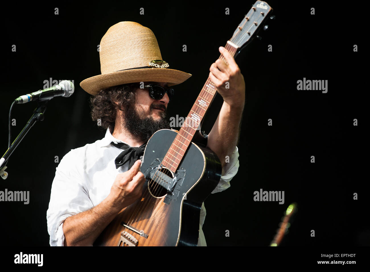 Vinicio Capossela, italienischer Sänger und Songwriter, durchführen mit Leben The Post Office-Band auf der Open Air Bühne bei WOMAD UK. Stockfoto