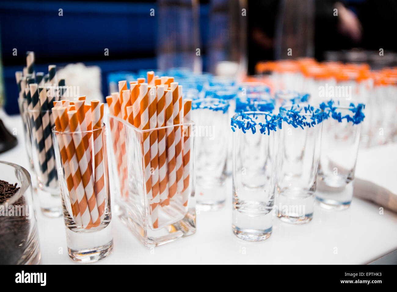 Schnapsgläser mit blauen Streusel umrandeten und Trinkhalme in Bar Mizwa Stockfoto