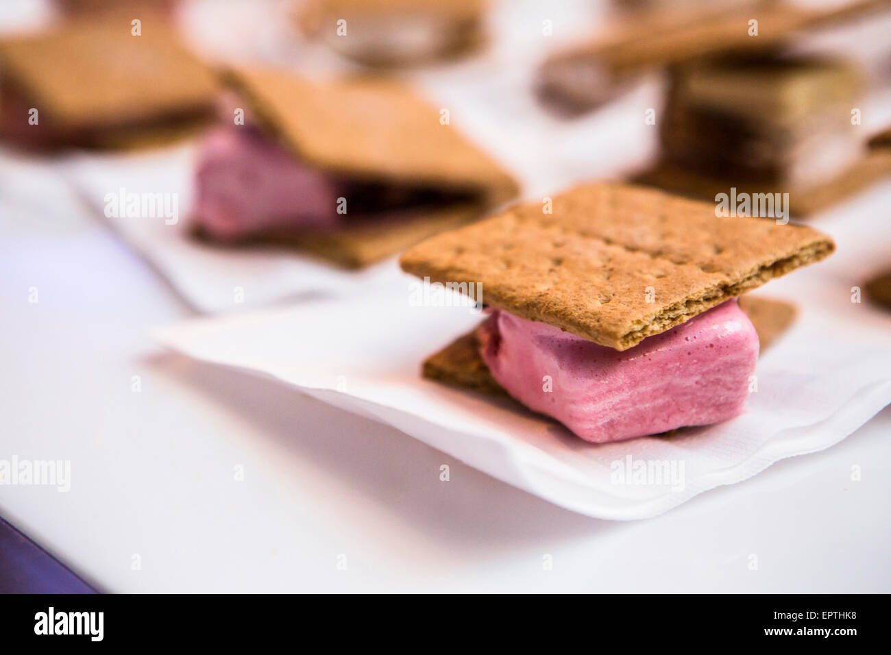Marshmallow bar -Fotos und -Bildmaterial in hoher Auflösung – Alamy