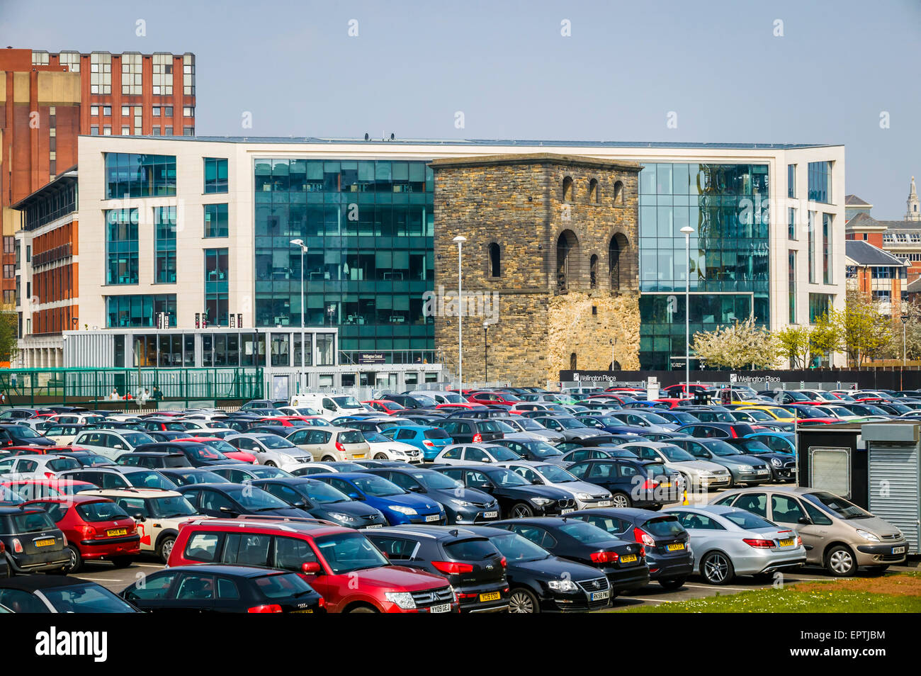 Parkplatz mit Blick auf zentrale Kombi Hebezeug Leeds Wellington Place West Yorkshire, der Kontrast aus alt und neu Stockfoto
