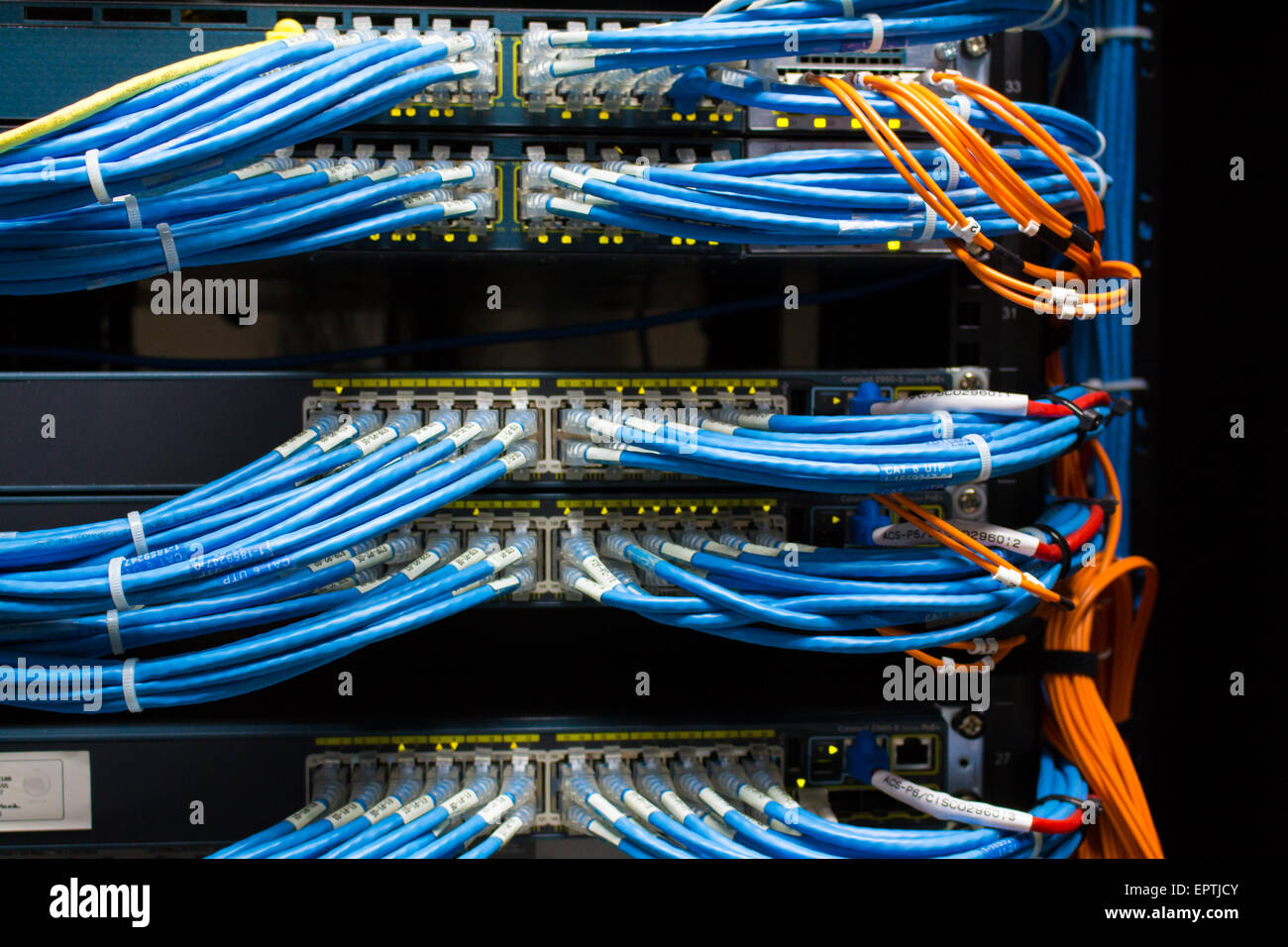 Vorderseite des arbeitenden Datenserver mit blinkenden LED-Leuchten Stockfoto