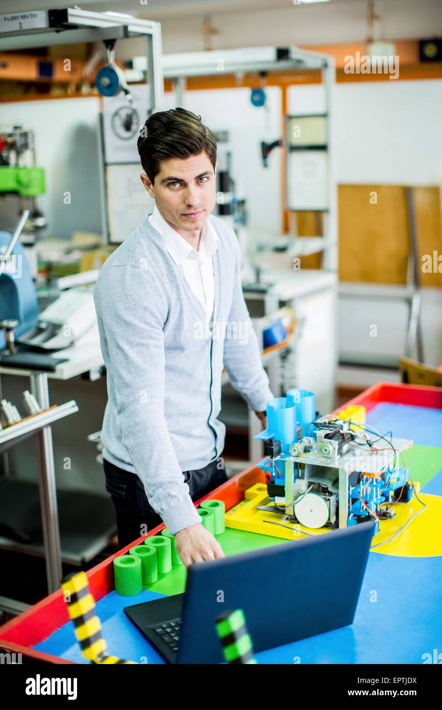 Ingenieur in der Fabrik Stockfoto