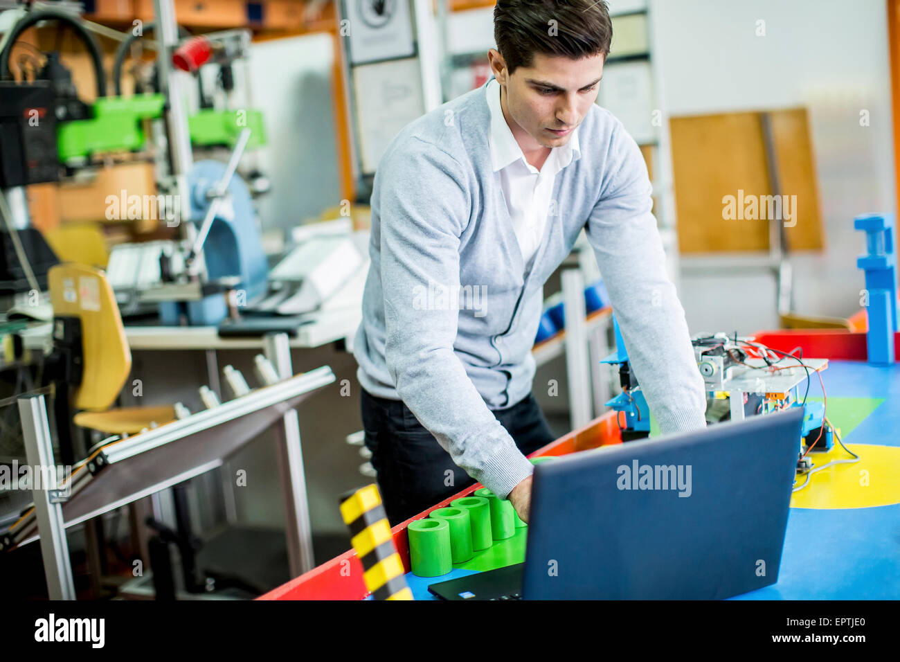 Ingenieur in der Fabrik Stockfoto