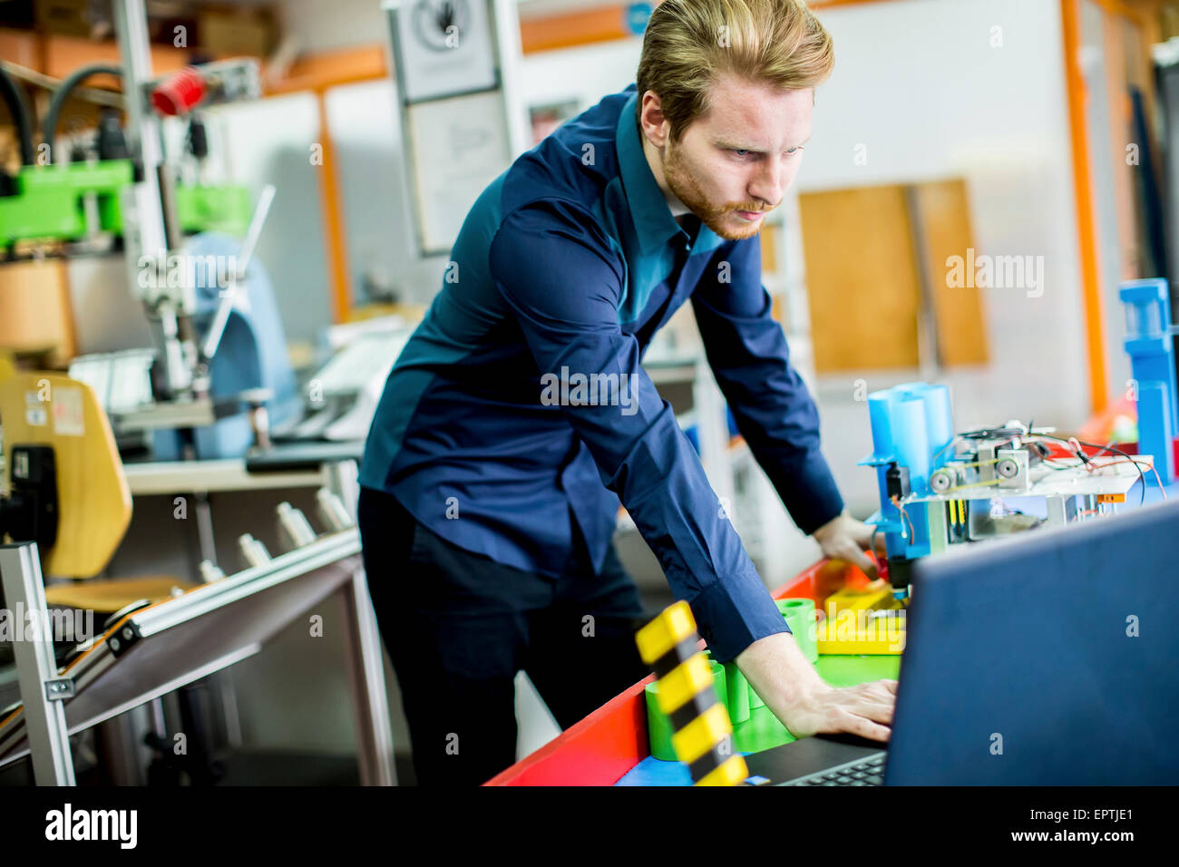 Ingenieur in der Fabrik Stockfoto