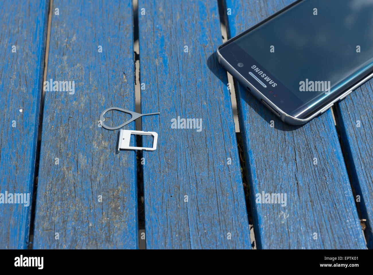 Samsung Gaxley S6 Edge Sim Tray-Tool wählen Sie Pin Öffnen der Schublade um Nano Simcard Inorder machen das Handy arbeiten einzufügen Stockfoto Samsung Gaxley S6 Edge Sim Tray-Tool wählen Sie Pin Öffnen der Schublade um Nano Simcard Inorder machen das Handy arbeiten einzufügen Stockfoto