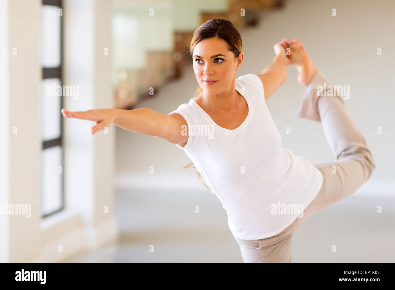 hübsche Frau tun Yoga-Pose zu Hause Stockfoto