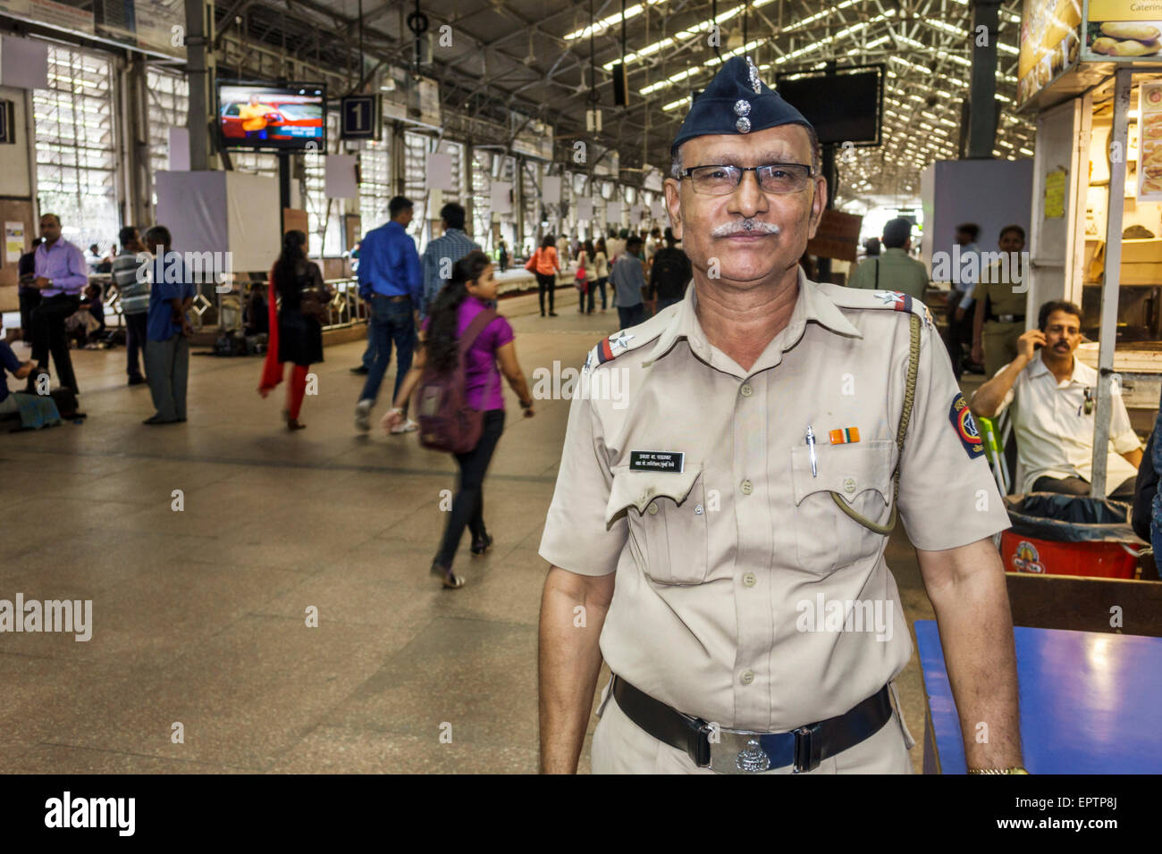 Mumbai Indien, Churchgate Railway Station, Western Line, Zug, Männer männlich, Angestellte Arbeiter, die Personal arbeiten, uniform, Sicherheitsdienst, Plattform, India150 Stockfoto