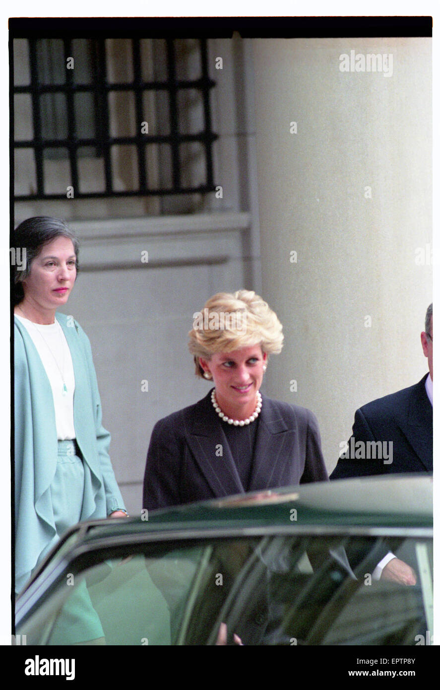 Washington DC, USA, 22. Oktober 1994.   Diana Princess of Wales verlässt die Residenz von Paulo Tarso Flecha de Lima dem brasilianischen Botschafter in die Vereinigten Staaten. Diana ist mit dem Botschafter und seine Frau Lucia bei einem privaten Besuch für das Wochenende bleiben. Bildnachweis: Mark Reinstein Stockfoto