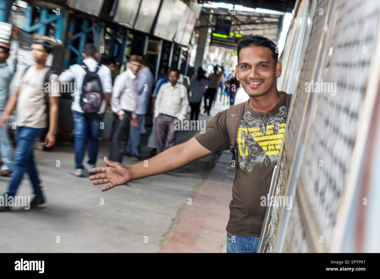 Mumbai Indien, Mumbai Central Local Railway Station, Western Line, Zug, Plattform, Mann Männer männlich, Passagiere Fahrer Fahrer, Fahrer, hängen offen tun Stockfoto