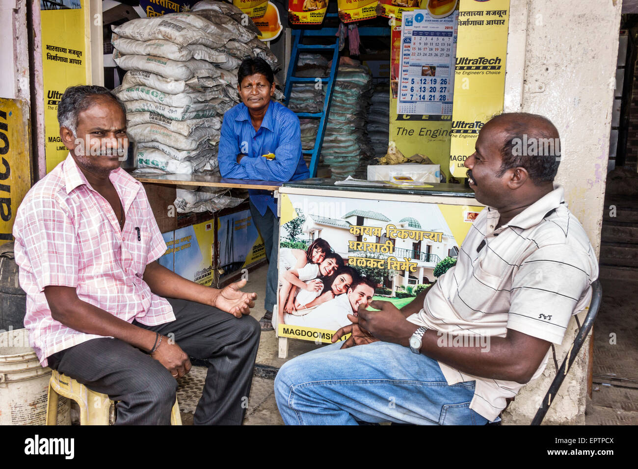 Mumbai Indien, Indischer Asiatisch, Dharavi, 60 Fuß Straße, Kleinbetrieb, Zementmischung, Verkauf, erwachsener Erwachsener Mann Männer männlich, Inhaber, Freunde, Besucher reisen Reise Reise t Stockfoto