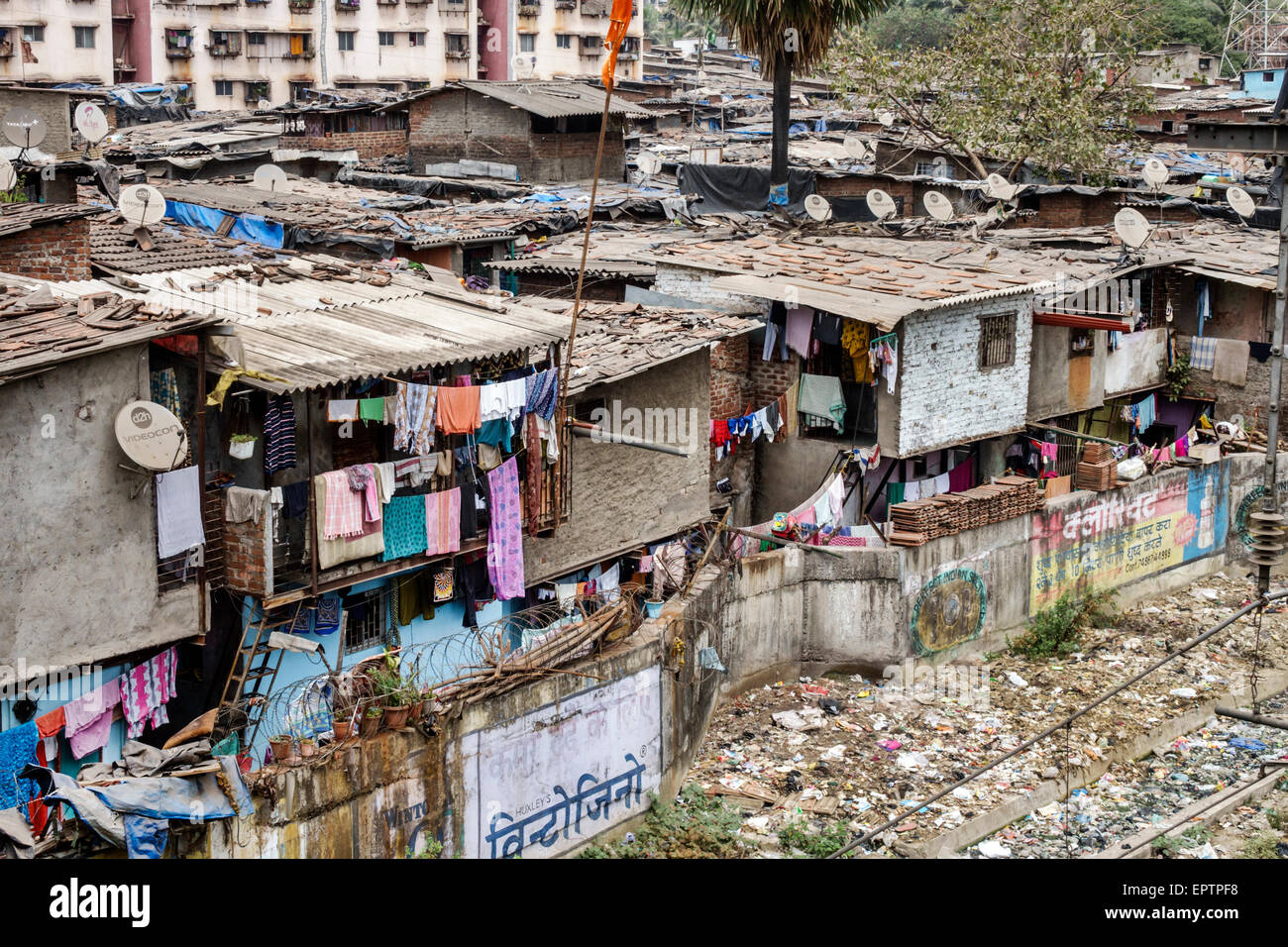 Mumbai Indien, Dharavi, Kumbhar Wada, Slum, Shanties, hohe Bevölkerungsdichte, Armut, niedriges Einkommen, arm, Indien150228057 Stockfoto