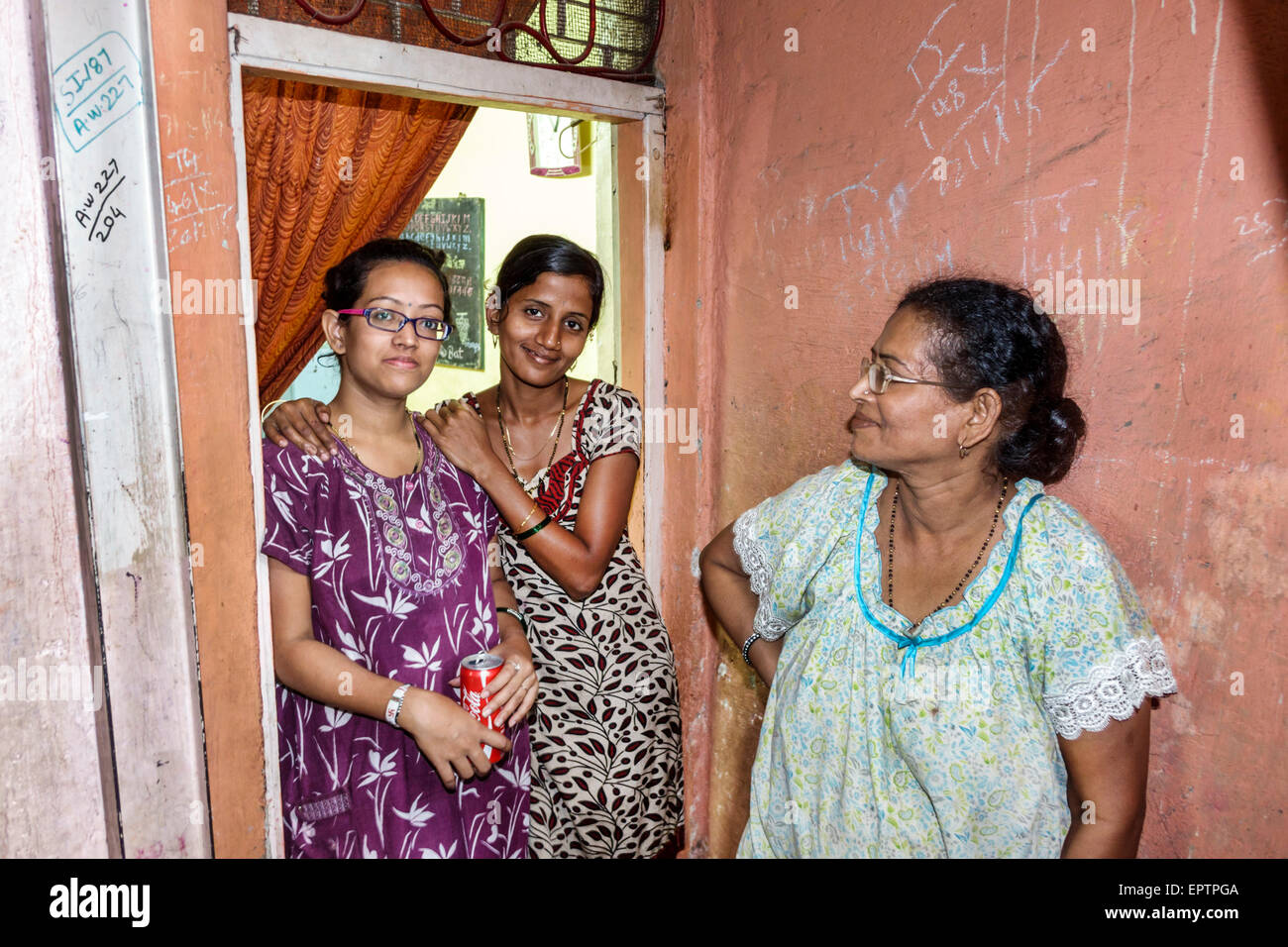 Mumbai Indien, Indisch-Asiatisch, Dharavi, Kumbhar Wada, Slum, hohe Bevölkerungsdichte, Armut, niedriges Einkommen, arm, Bewohner, Erwachsene Erwachsene Frau Frauen weibliche Dame, nei Stockfoto