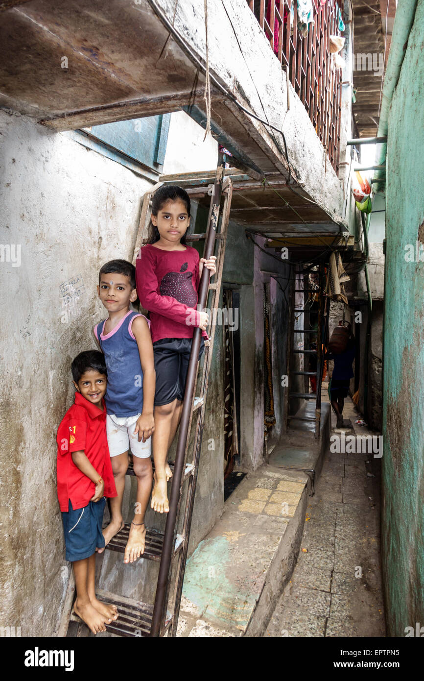 Mumbai Indien, Indischer Asiatisch, Dharavi, Kumbhar Wada, Slum, hohe Bevölkerungsdichte, Armut, niedriges Einkommen, arm, Einwohner, Bewohner, männliche Jungen Jungen Junge Jungen Kinder Stockfoto