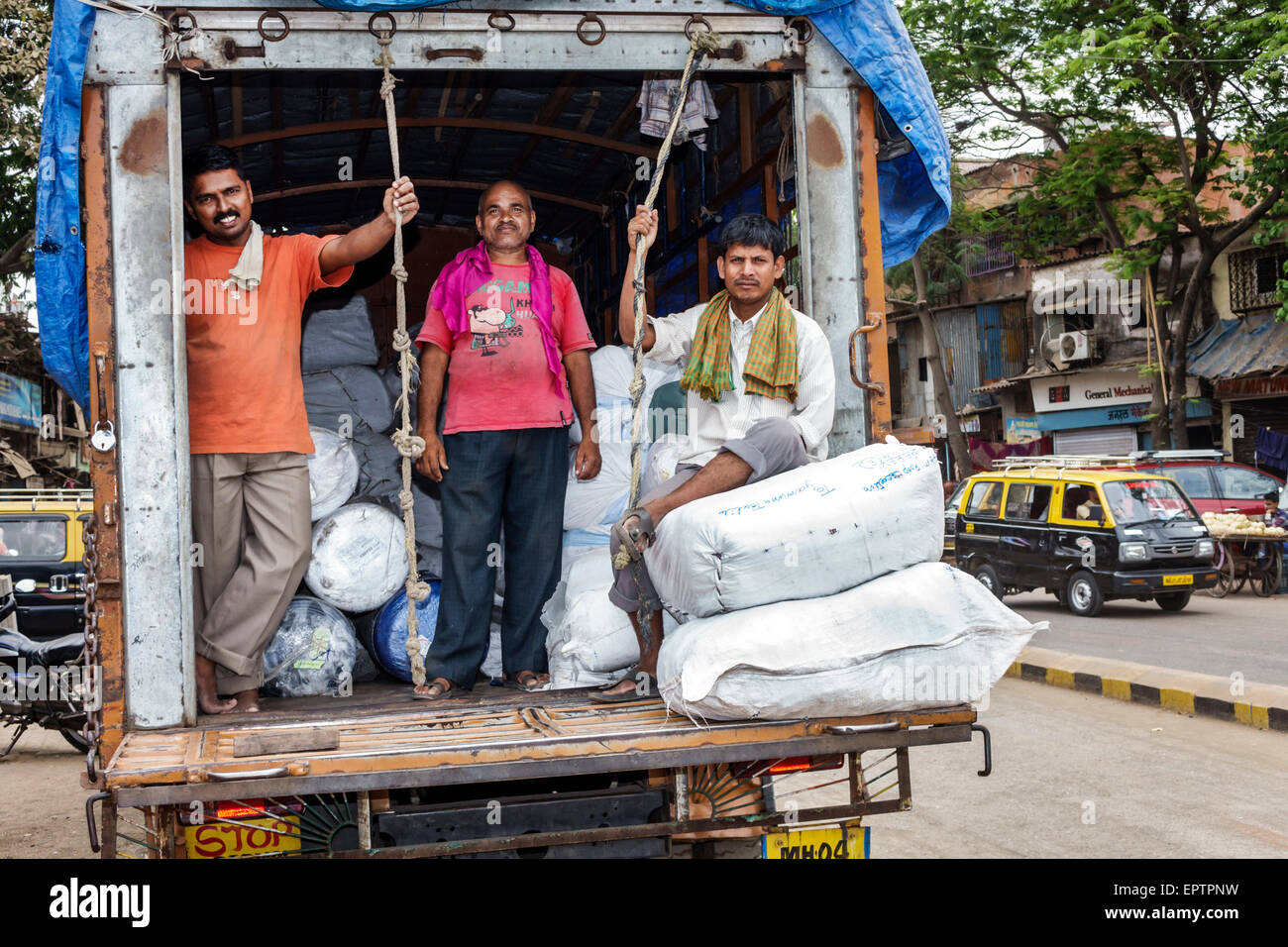 Mumbai Indien, Dharavi, 60 Fuß Straße, Slum, niedriges Einkommen, arm, Armut, Männer männlich, Angestellte Arbeiter, die Personal arbeiten, LKW, LKW, LKW, Indien 150228082 Stockfoto