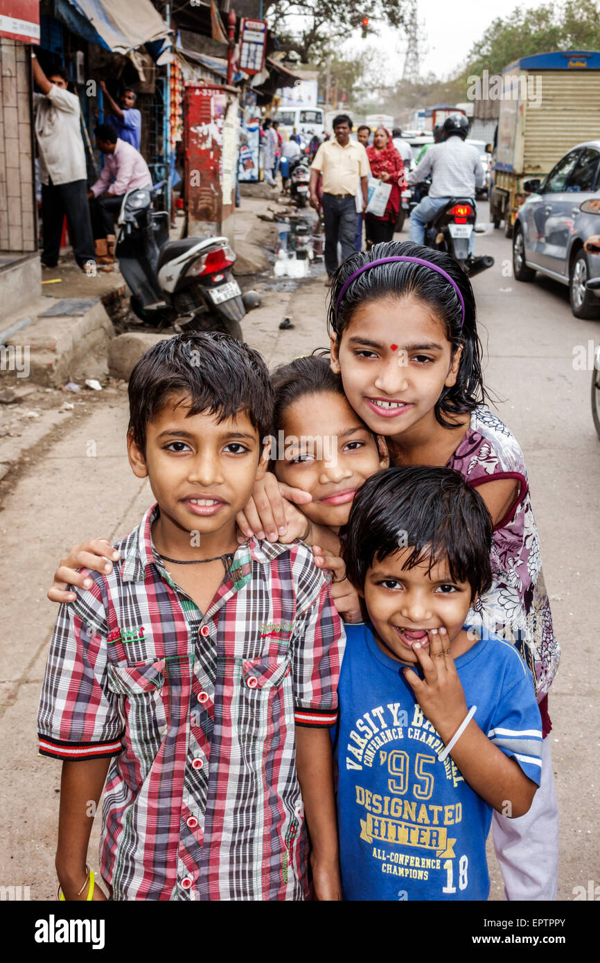 Mumbai Indien, Dharavi, niedriges Einkommen, arm, Armut, 60 Fuß Straße, Slum, männlicher Junge Jungen Kinder Mädchen Mädchen, weiblicher Youngster, Freunde, Hindu, Bindi, Indien150228 Stockfoto