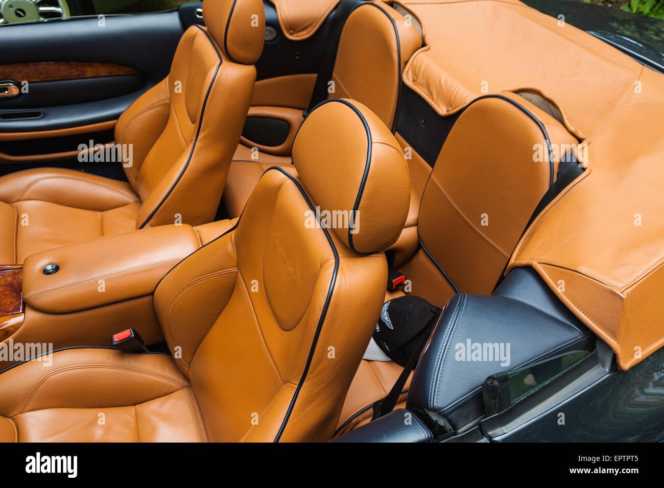 Innenansicht der Viersitzer Aston Martin Sportwagen auf dem Display an einem Treffen in Vancouver Stockfoto