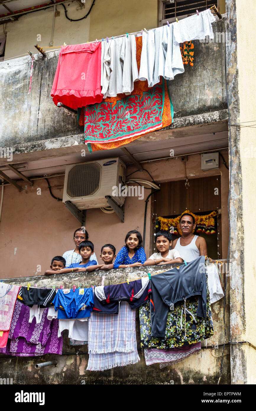 Mumbai Indien, Dharavi, Shahu Nagar Road, Slum, niedriges Einkommen, arm, Armut, Eigentumswohnungen Wohnapartments Gebäude Gehäuse, hängenden lau Stockfoto