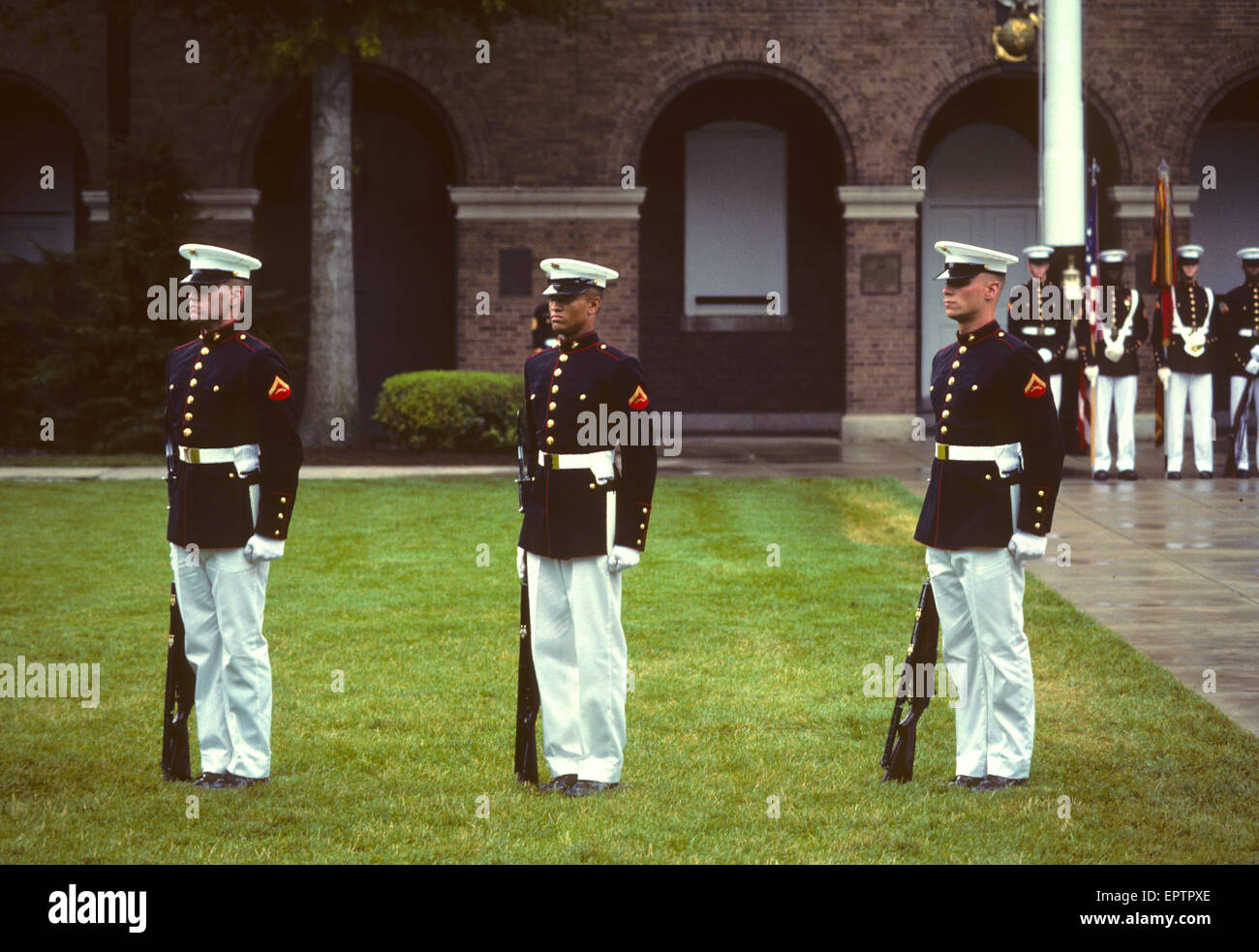 Washington DC 4. Juli 1989 US Marine Corps Gewehr Drill Team führt während der jährlichen Juli 4. Veranstaltungen im Haus des Kommandanten des Korps am 8. und ich st. SW. Stockfoto