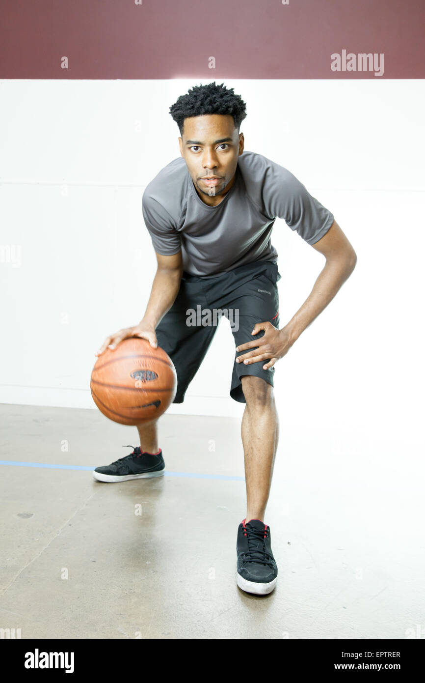 Attraktive afro-amerikanische Basketballspieler in eine Turnhalle Stockfoto