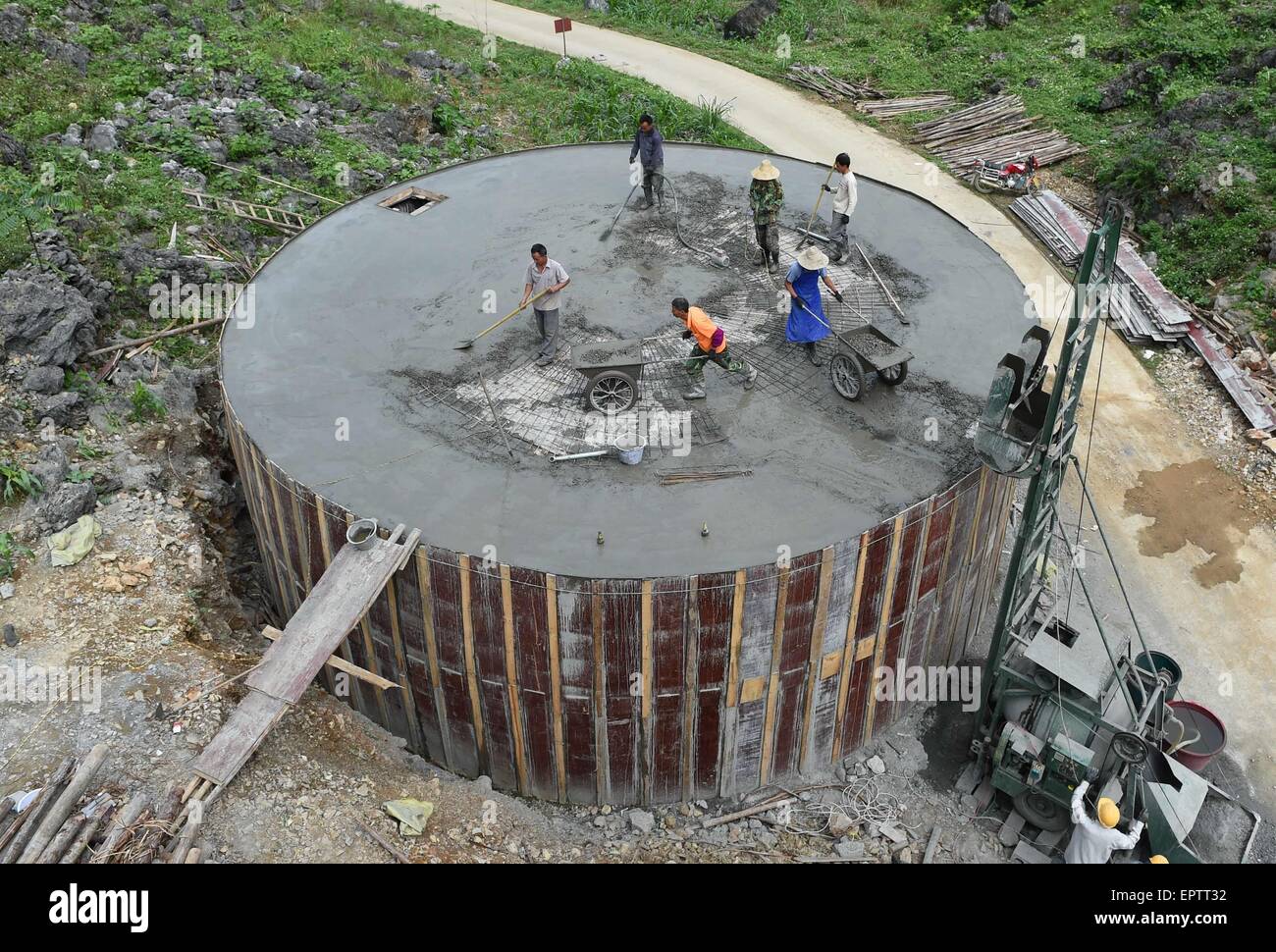 (150522)--DAHUA, 22. Mai 2015 (Xinhua)--Menschen bauen einen 300 Kubikmeter Wassertank, finanziert von der lokalen Regierung in Nongyong Dorf dann Township in Dahua Yao autonome Grafschaft, Südwest-China Autonome Region Guangxi Zhuang, 6. Mai 2015. Gelegen in der Mitte des Karst Landschaftsformen im Westen Guangxi, leidet dann Township schwere Wasserdefizit seit Ewigkeiten. Niederschlag ist daher ein Segen für Menschen leben in diesem Land seit etwa 1.000 Jahren, hauptsächlich aus der Volksgruppe der Yao. Um ihren Alltag zu erfüllen müssen, die Menschen vor Ort immer sammeln Regenwasser mit allen siz Stockfoto