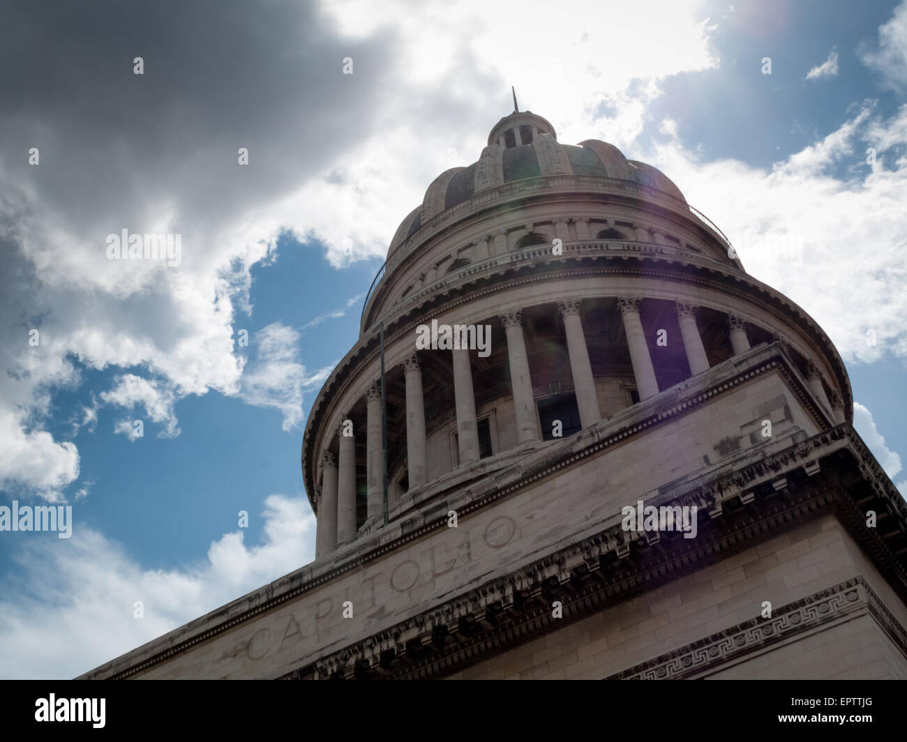 Niedrigen Winkel Blick auf ein Regierungsgebäude, El Capitolio, Havanna, Kuba Stockfoto