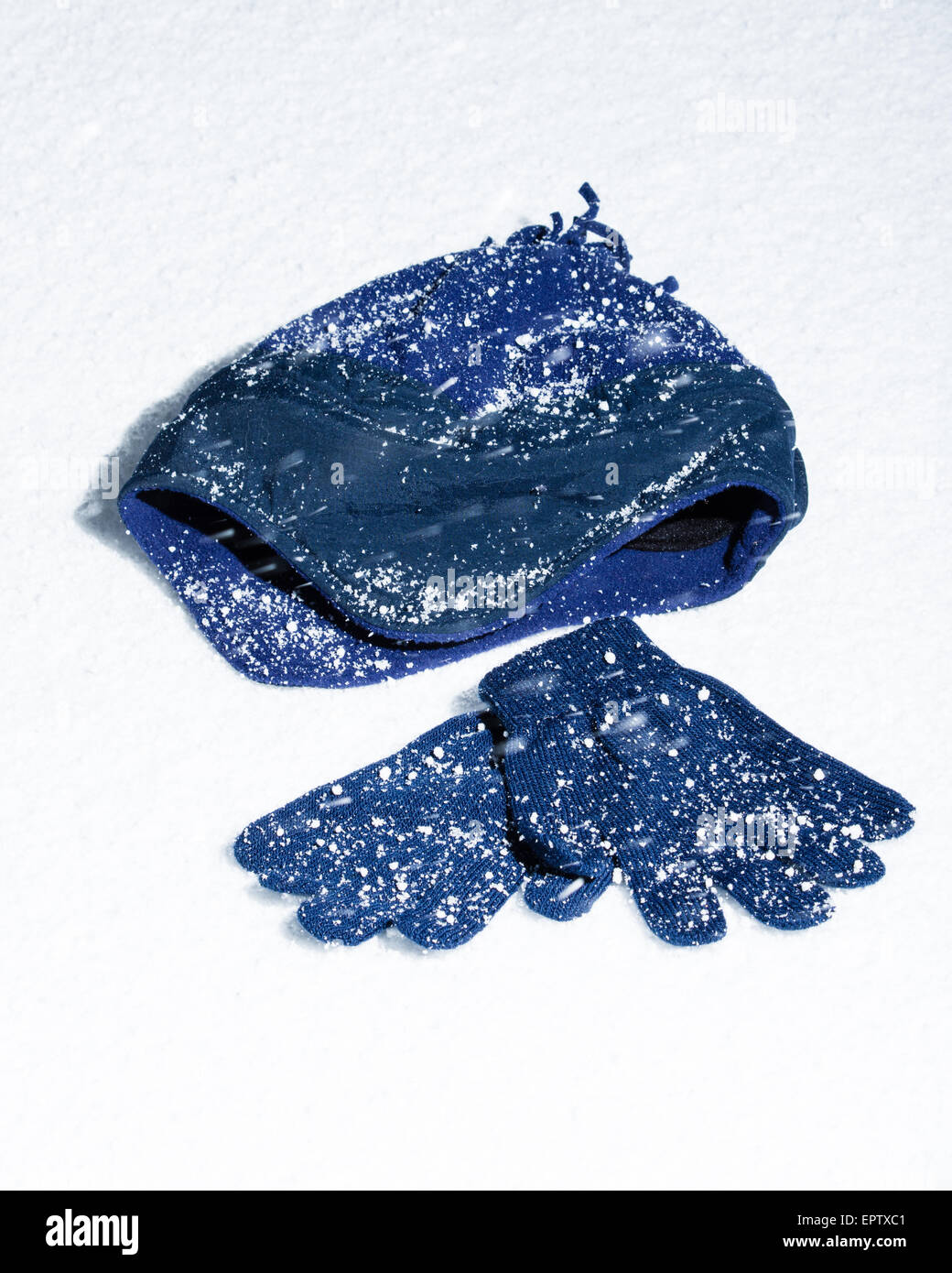 Einen schneebedeckten Kappe mit blaue Handschuhe Stockfoto