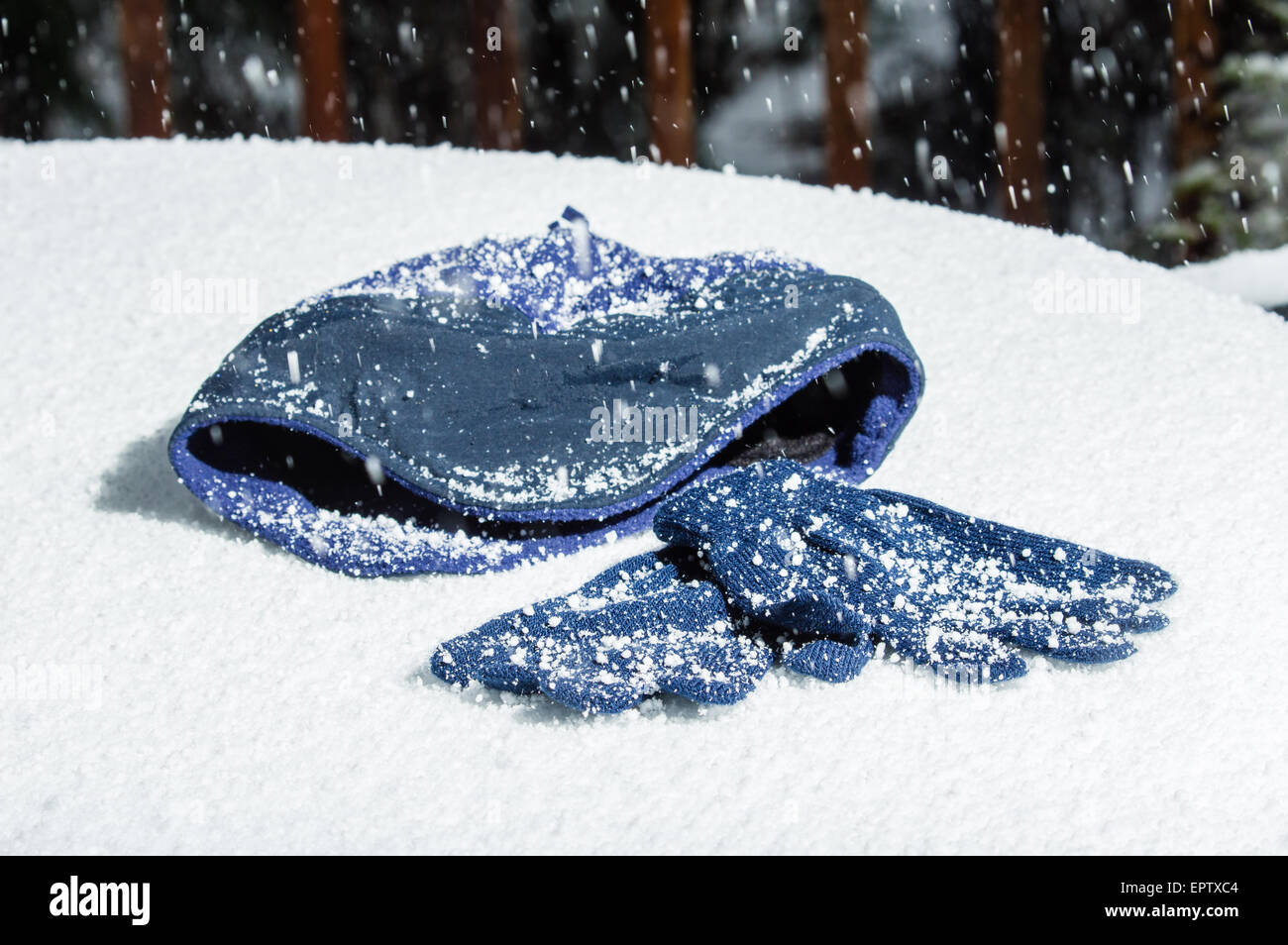 Schnee-Szene mit blaue Mütze und Handschuhe Stockfoto