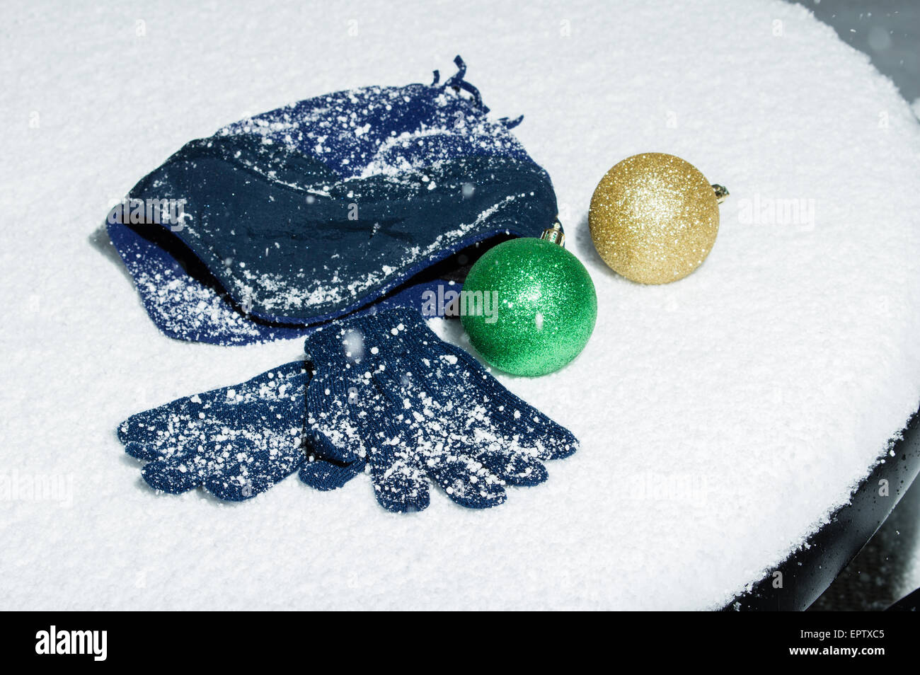 Blaue Kappe und Handschuhe mit Ornamenten auf einem Tisch Stockfoto