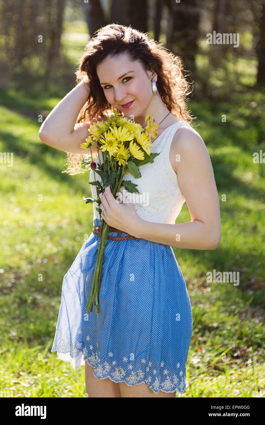 Schöne junge Frau, die die Frühling Sonne im Freien zu genießen Stockfoto