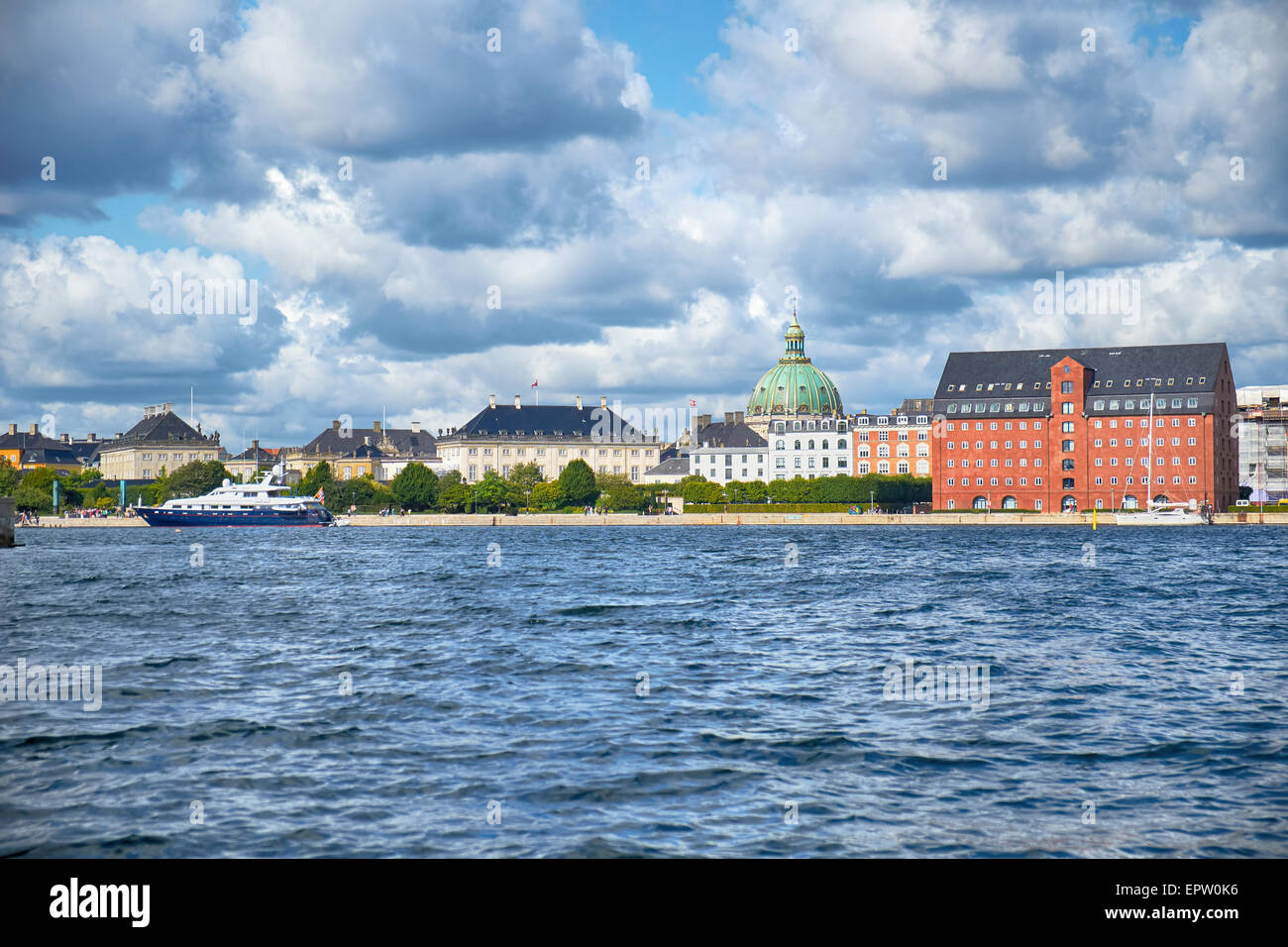 Larsens Plads (Englisch: Larsen Platz) ist eine Uferpromenade in Kopenhagen, Dänemark. Das ist eine Ansicht von Amalienborg, der historische Krieg Stockfoto