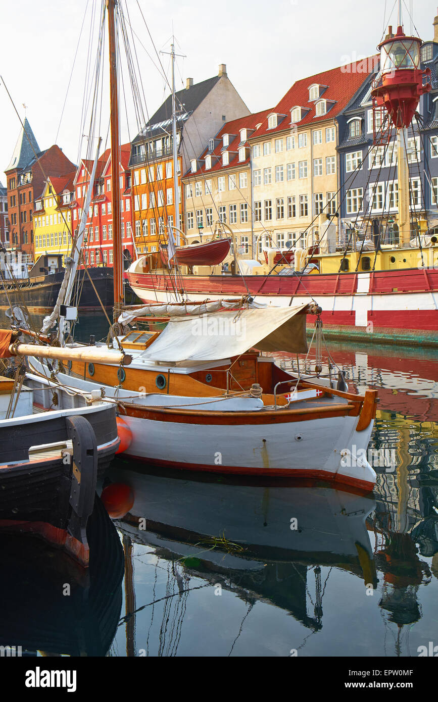 Die Boote und Schiffe spiegelt sich im Wasser des ruhigen Hurbour von Nyhavn, Kopenhagen, Dänemark. Nyhavn (neue Hafen) ist Wasser, Stockfoto