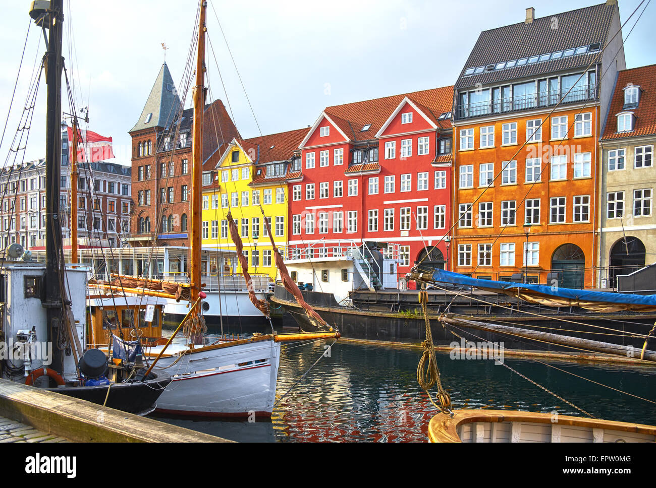 Die Boote und Schiffe in der ruhigen Hurbour von Nyhavn, Kopenhagen, Dänemark. Nyhavn (neue Hafen) ist Wasser, Kanal und unterhalten Stockfoto