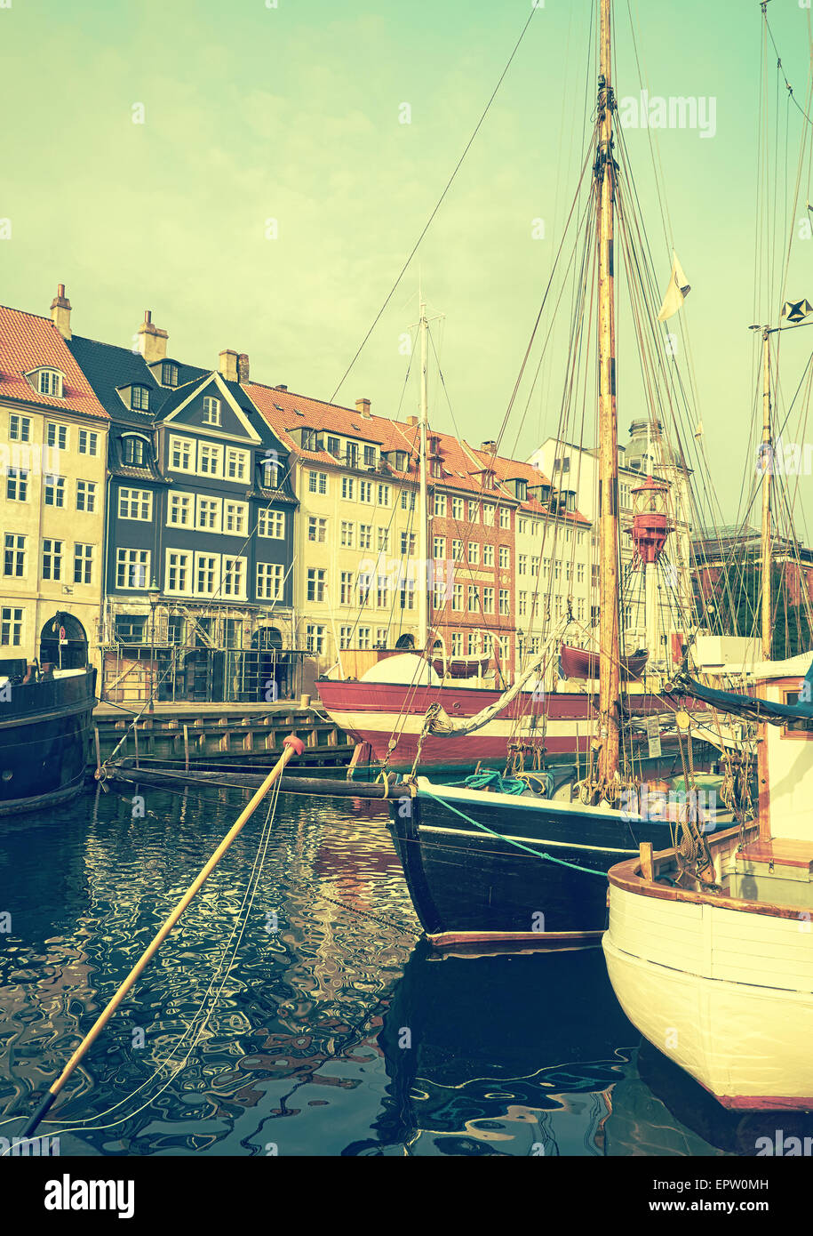 Die Boote und Schiffe in der ruhigen Hurbour von Nyhavn, Kopenhagen, Dänemark. Nyhavn (neue Hafen) ist Wasser, Kanal und unterhalten Stockfoto