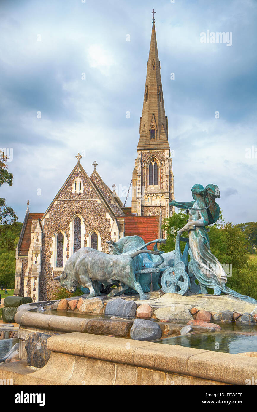 Gefion-Brunnen vor dem St. Alban ist Kirche (oder die englische Kirche) in Kopenhagen, Dänemark. Stockfoto