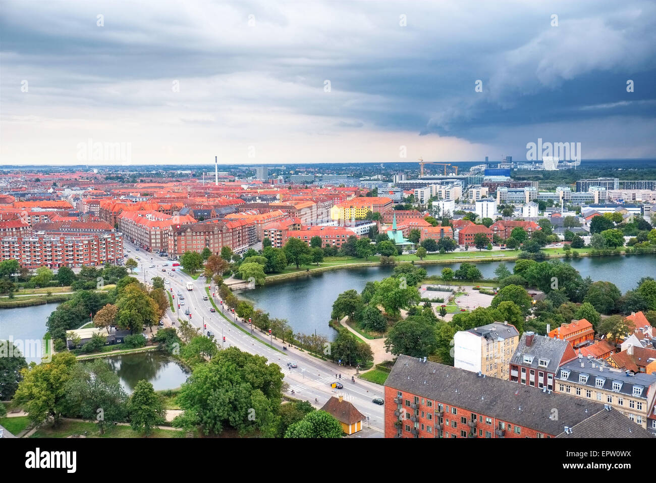 Die Vogelperspektive aus der Kirche unseres Erlösers auf die Knippelsbro (Englisch: Knippel Brücke) Brücke über den Inner Harbour Stockfoto