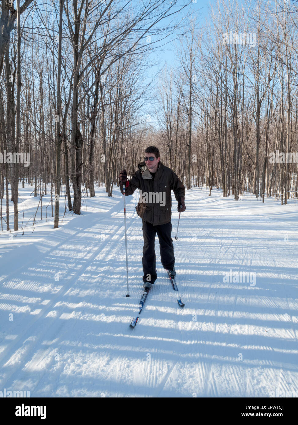 Mitte erwachsenen Mannes Skifahren, Orangeville, Dufferin County, Ontario, Kanada Stockfoto