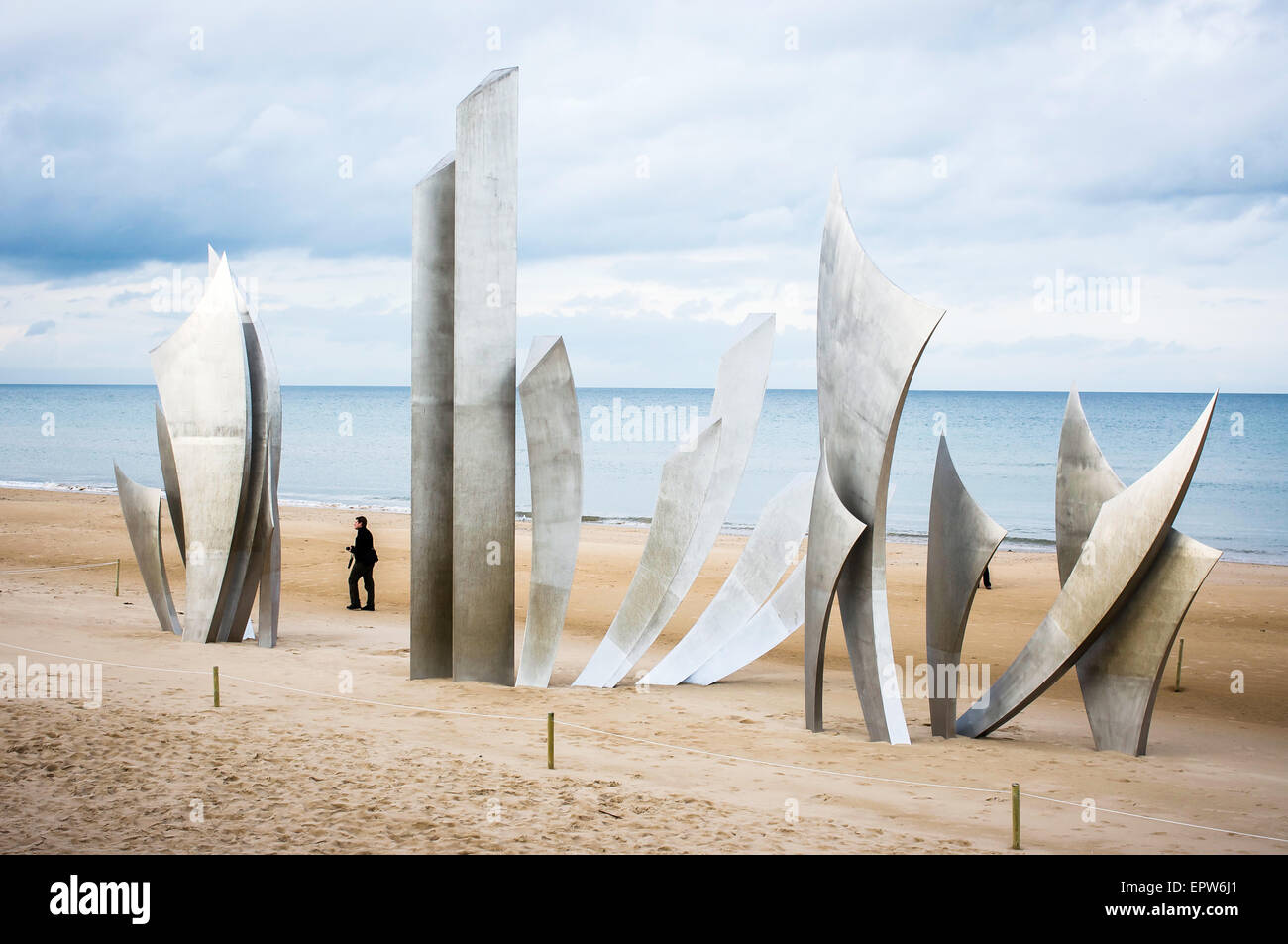 Die imposante Metall Skulptur namens Les Braves am Omaha Beach in der Normandie, Frankreich. Dies ist ein Denkmal für die Toten von Welt W Stockfoto