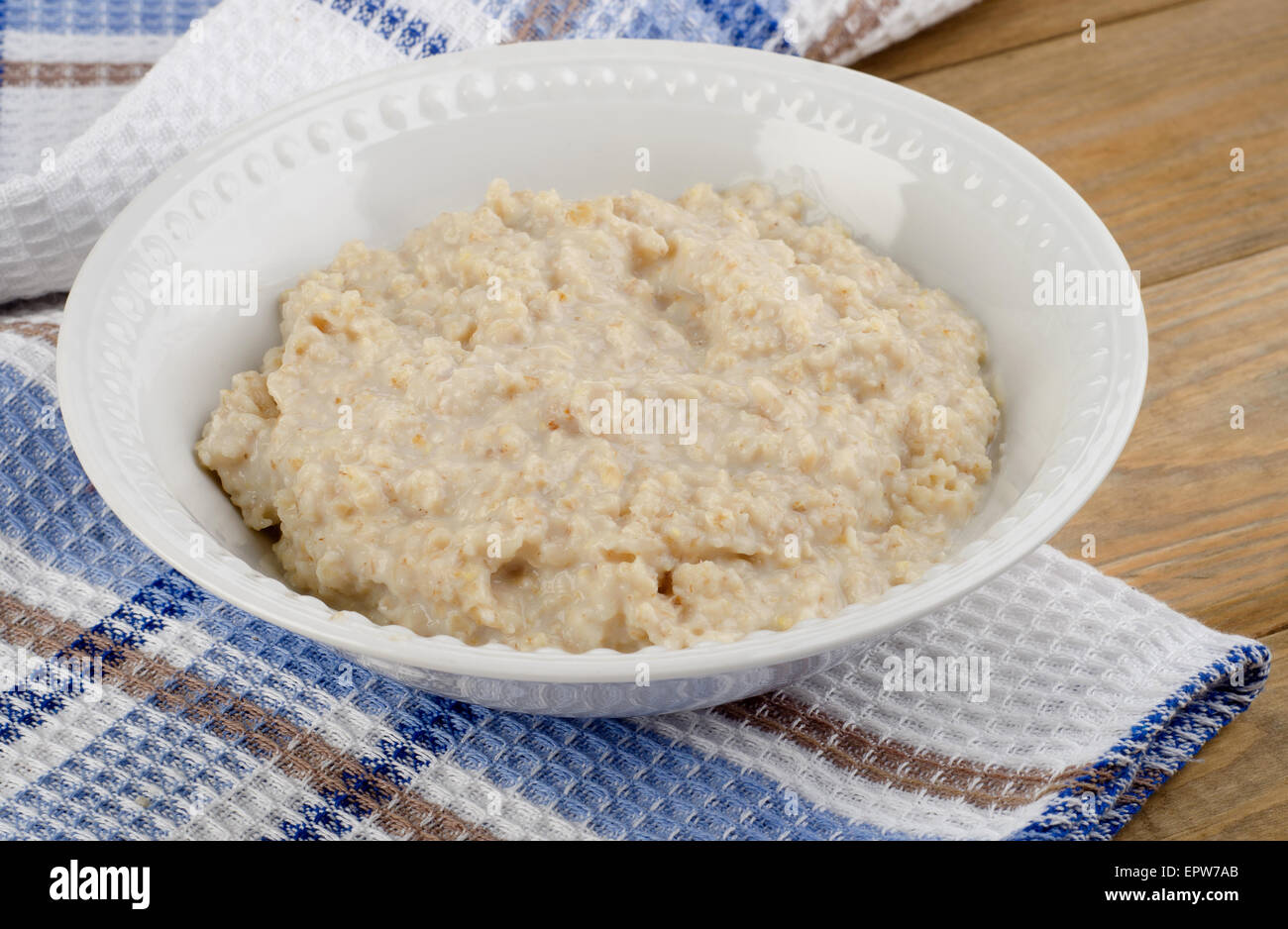 Schüssel Haferflocken auf Holztisch. Gesundes Frühstück. Stockfoto