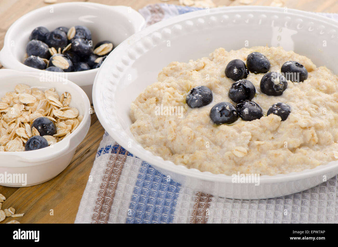 Schüssel Haferflocken mit frischen Heidelbeeren. Gesundes Frühstück. Stockfoto