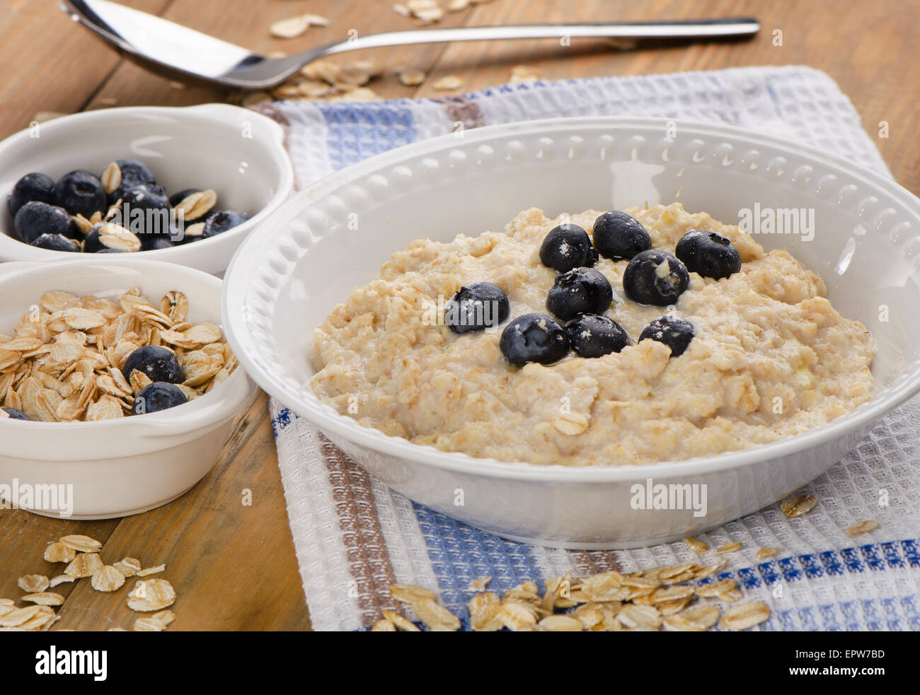 Schüssel Haferflocken mit frischen Heidelbeeren. Gesundes Frühstück. Stockfoto