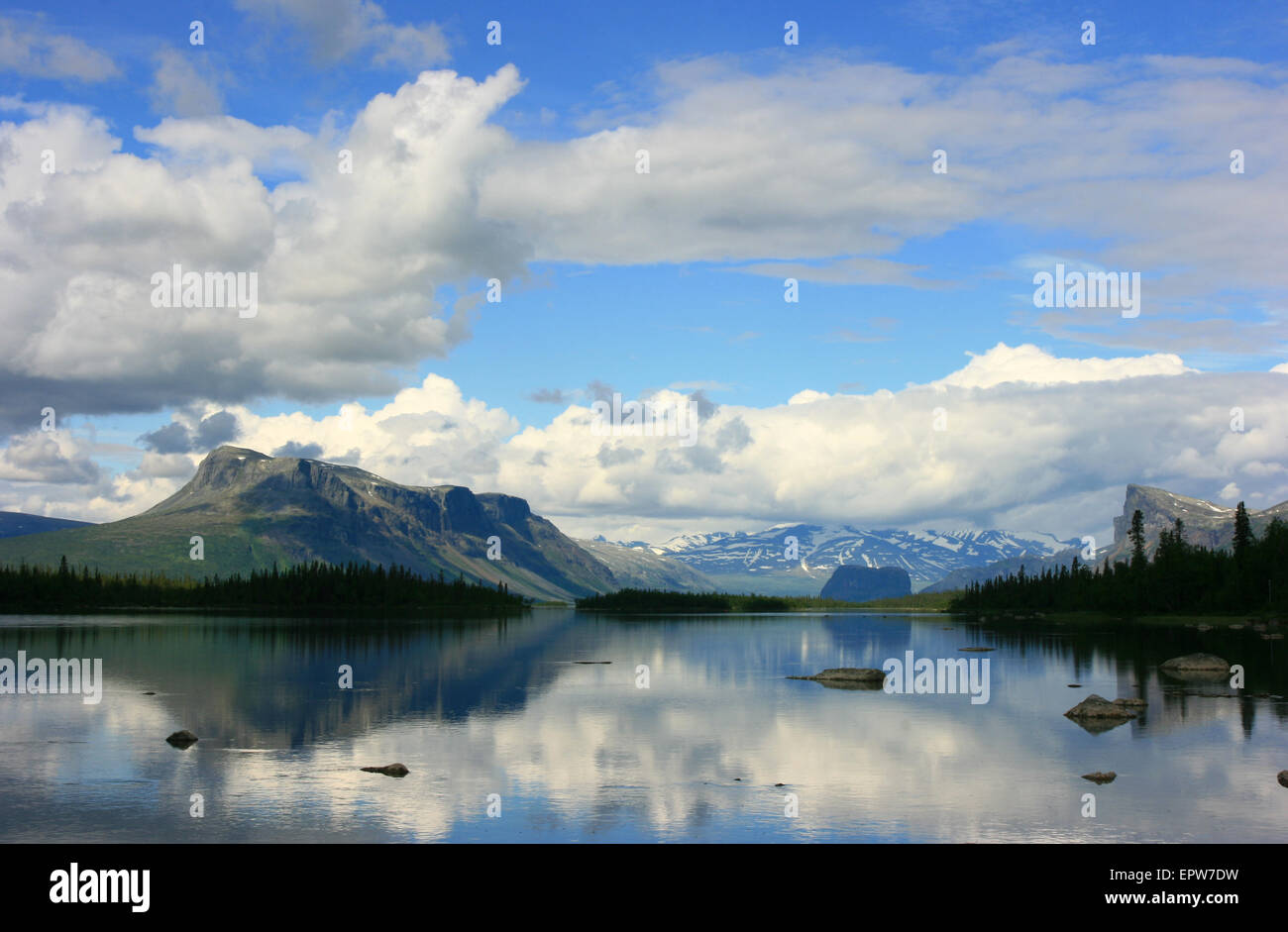 Blick zum Sarek Nationalpark, Schwedisch-Lappland, über einem See. Stockfoto